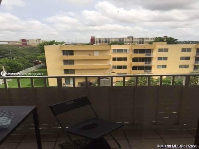 8075 NW 7th St in Miami, FL - Building Photo