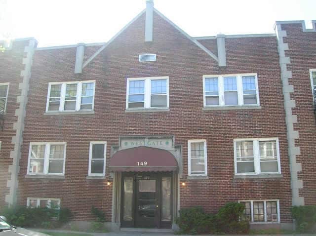 42 Westgate Ter in Rochester, NY - Foto de edificio