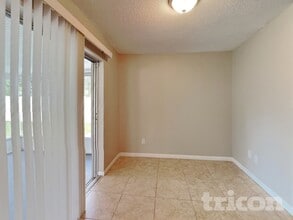 1002 Saxon Ct in Brandon, FL - Building Photo - Building Photo