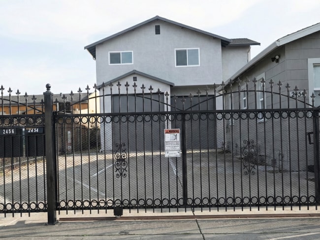 2456 88th Ave in Oakland, CA - Foto de edificio - Building Photo