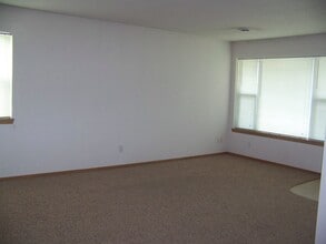 1428 Morningside Ave N in Glencoe, MN - Foto de edificio - Building Photo