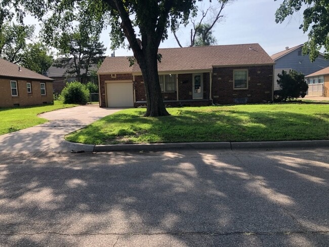 1524 N Clarence Ave in Wichita, KS - Building Photo - Building Photo