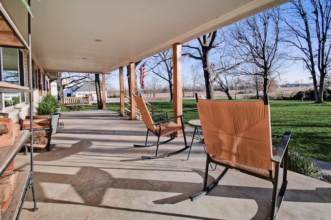 9940 Kitty Rd in Gravette, AR - Foto de edificio - Building Photo