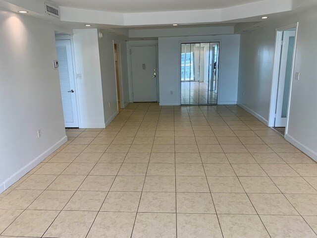 5750 Collins Ave, Unit 12 H in Miami Beach, FL - Building Photo