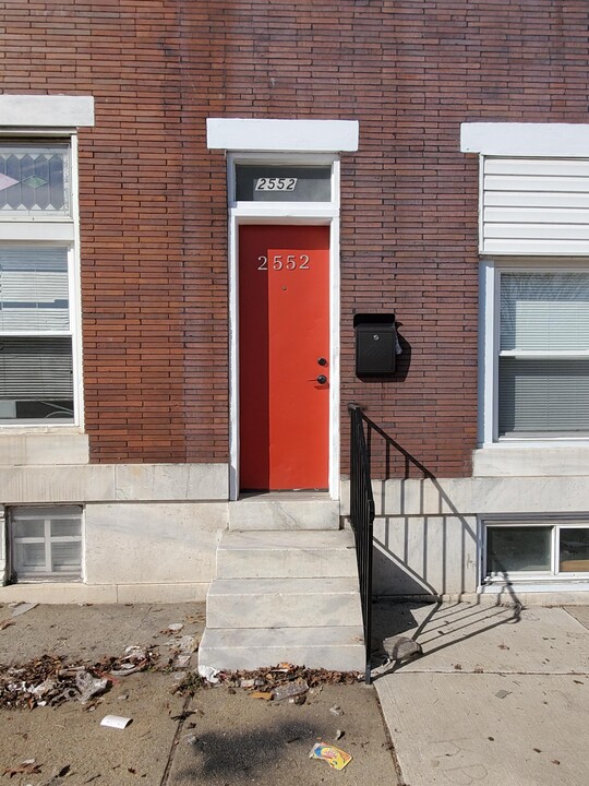 2552 Wilkens Ave in Baltimore, MD - Building Photo