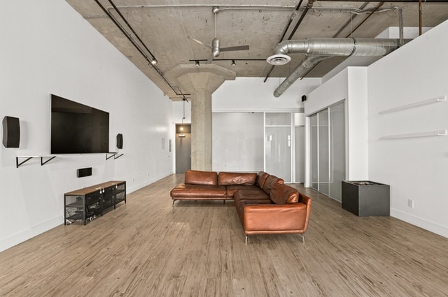 115 W 4th St in Long Beach, CA - Foto de edificio - Building Photo