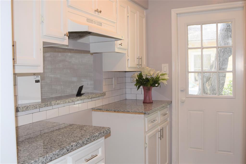 7033 Kinney St Photo