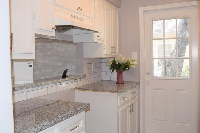 7033 Kinney St in Houston, TX - Building Photo - Building Photo