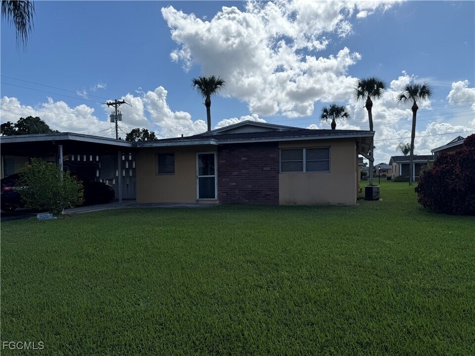 2210 E 6th St in Lehigh Acres, FL - Building Photo
