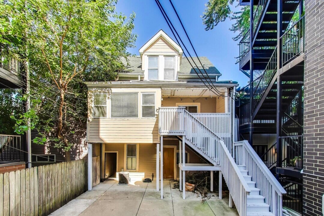 2643 N Mildred Ave in Chicago, IL - Building Photo