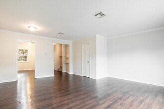 1960 Camelot St, Unit Regency in Orange, TX - Building Photo - Building Photo