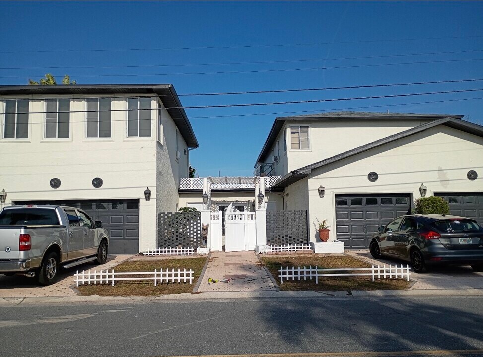 513 55th Ave, Unit Master Suite in St Pete Beach, FL - Building Photo