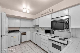 205 E Harmon Ave in Las Vegas, NV - Building Photo - Building Photo
