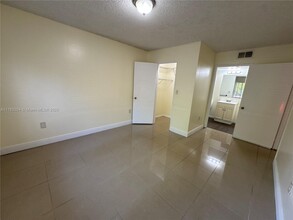 3245 Coral Lake Way in Coral Springs, FL - Foto de edificio - Building Photo