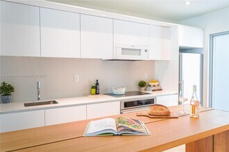 201 Sunrise Dr in Miami, FL - Building Photo - Building Photo