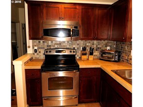 672 NE Newstead Ln in Hillsboro, OR - Building Photo - Building Photo