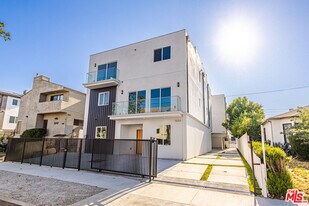 5251 Agnes Ave in Los Angeles, CA - Building Photo