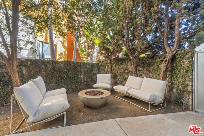 2100 Abbot Kinney Blvd in Los Angeles, CA - Building Photo - Building Photo