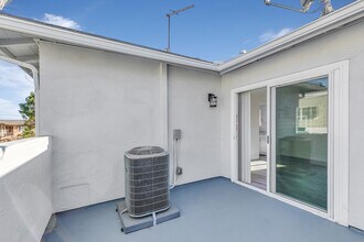 10107 England Ave in Inglewood, CA - Building Photo - Building Photo