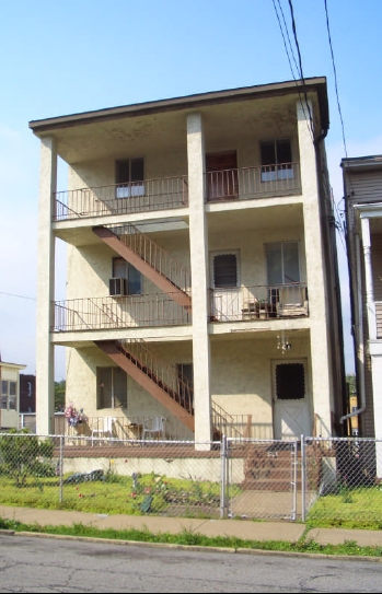 521 Woodward St in Mckees Rocks, PA - Building Photo