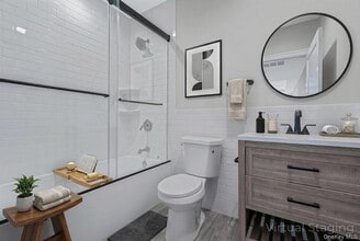 110 School St, Unit 2 in Glen Cove, NY - Foto de edificio - Building Photo