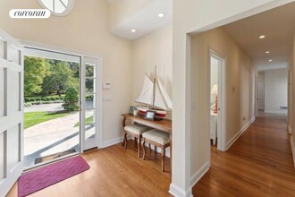 21 Shrubland Rd in Southampton, NY - Building Photo - Building Photo