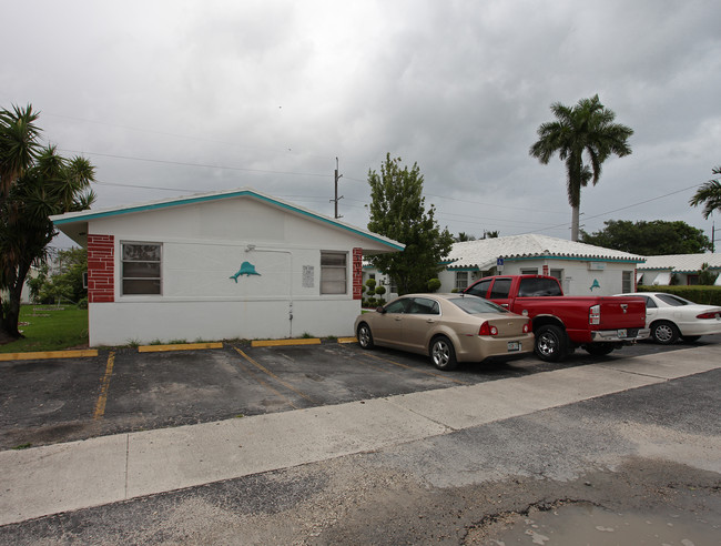 Hallandale Resort Apartments in Hallandale Beach, FL - Building Photo - Building Photo