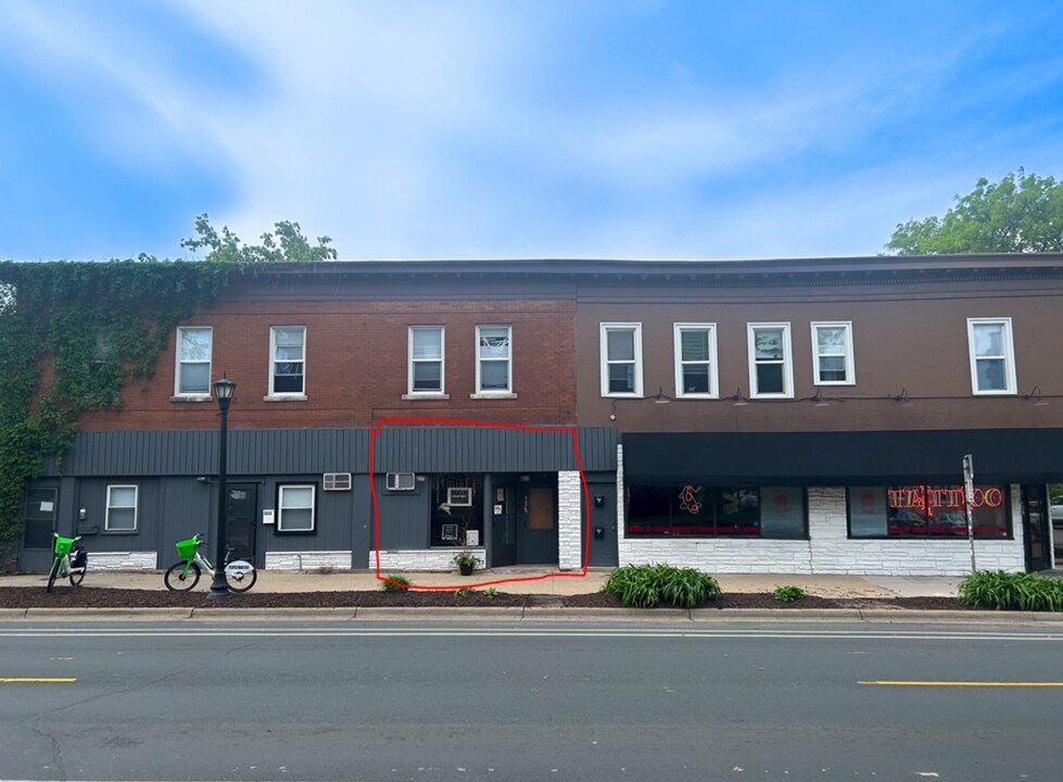 2401 Dupont Ave S in Minneapolis, MN - Foto de edificio