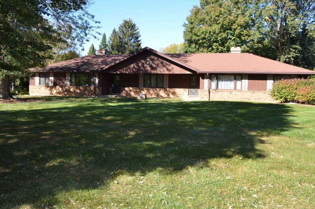 38W324 Kristin Dr in Elgin, IL - Building Photo