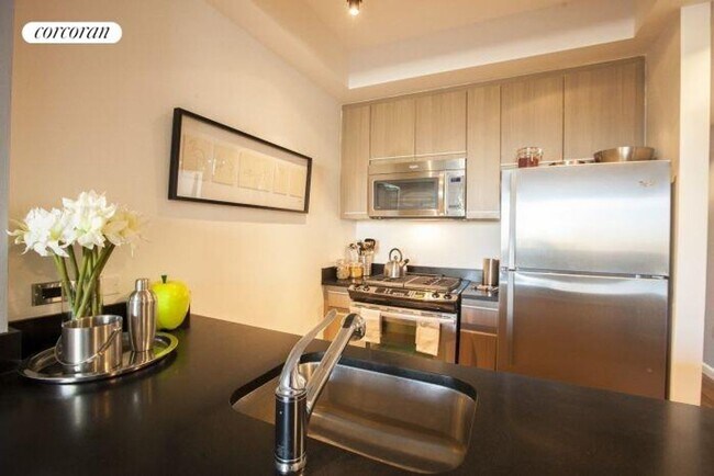 66 Rockwell Pl in Brooklyn, NY - Building Photo - Building Photo