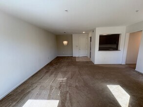 128 N Oak Knoll Ave, Unit 303 in Pasadena, CA - Building Photo - Building Photo