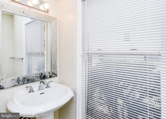 2115 N Anvil Ln in Temple Hills, MD - Building Photo - Building Photo