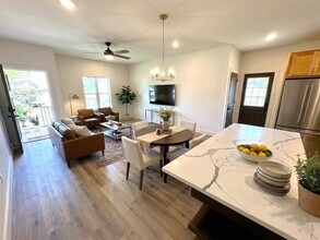 1002 E 33rd St in Houston, TX - Foto de edificio - Building Photo