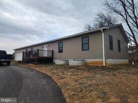 235 Hickory Dr in Chambersburg, PA - Building Photo