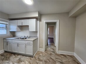 529 E Cuyahoga Falls Ave in Akron, OH - Building Photo - Building Photo