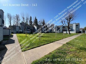 445 Almond Dr in Lodi, CA - Building Photo