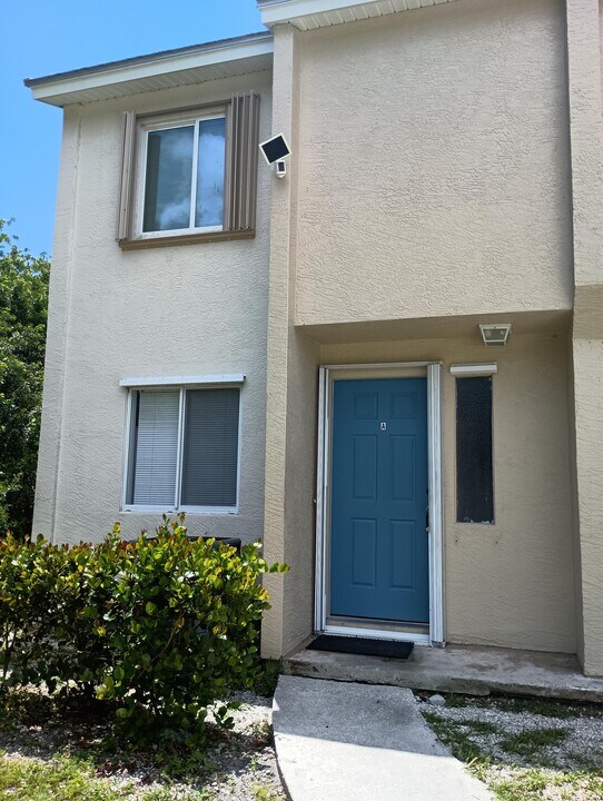 203 Southland Dr in Fort Pierce, FL - Building Photo