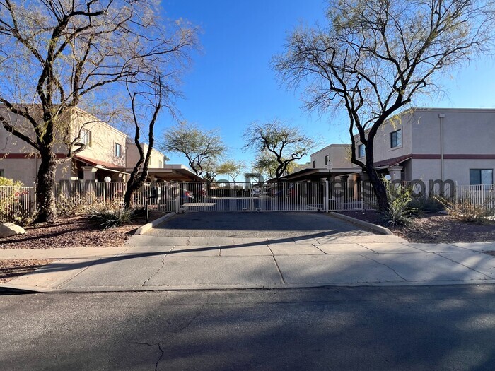 4234 E Monte Vista Dr in Tucson, AZ - Building Photo