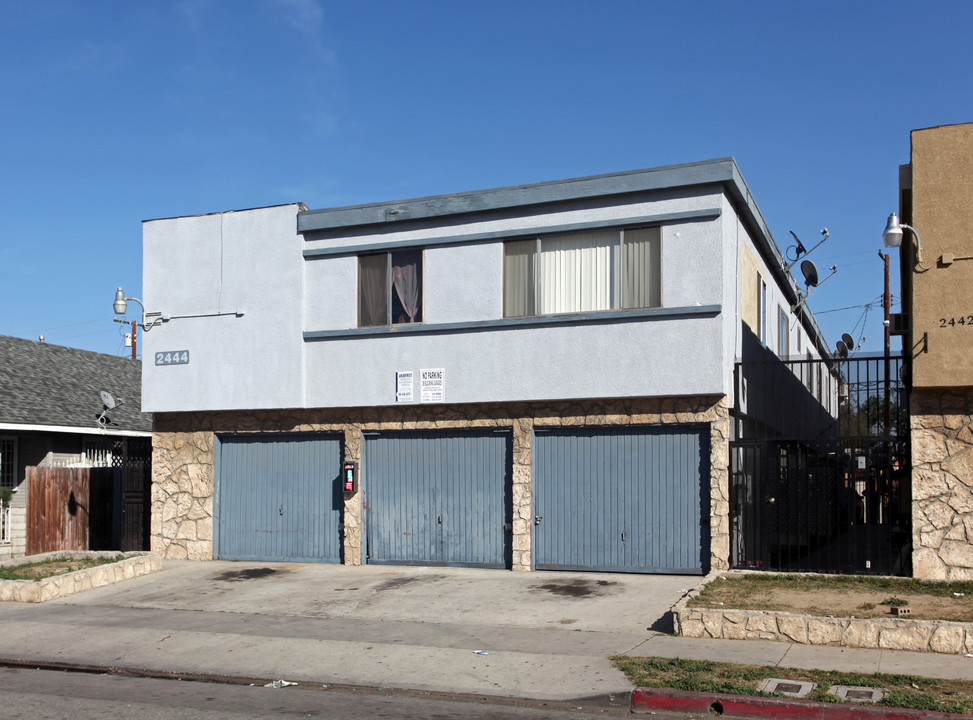 2444 Pasadena Ave in Long Beach, CA - Building Photo