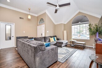 8323 Lake Crystal Dr in Houston, TX - Building Photo - Building Photo