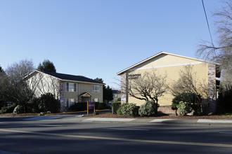 Hudson Court Apartments in Portland, OR - Building Photo - Building Photo