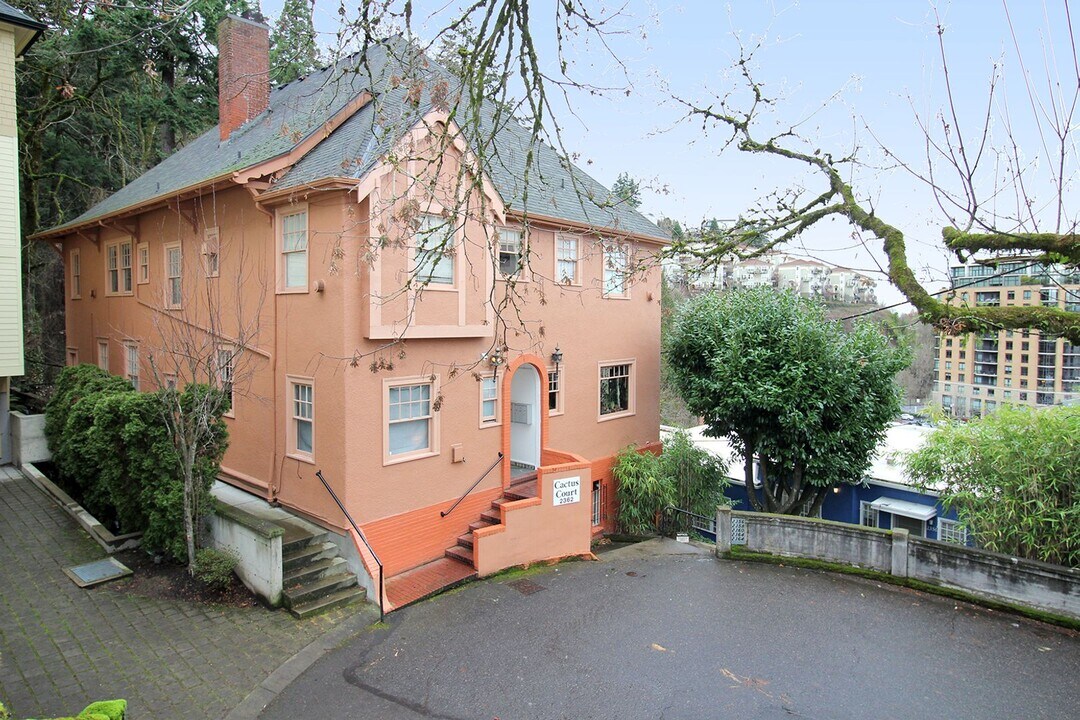 2354-2362-2362 SW Cactus Dr in Portland, OR - Building Photo