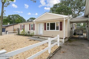 303 Chestnut Dr in Lanoka Harbor, NJ - Building Photo