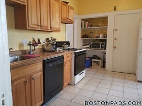 2572 Massachusetts Ave, Unit 1 in Cambridge, MA - Building Photo - Building Photo