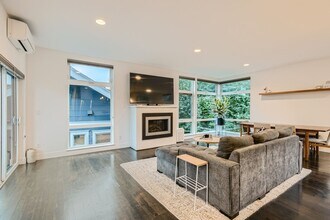 2218 11th Ave W in Seattle, WA - Building Photo - Building Photo