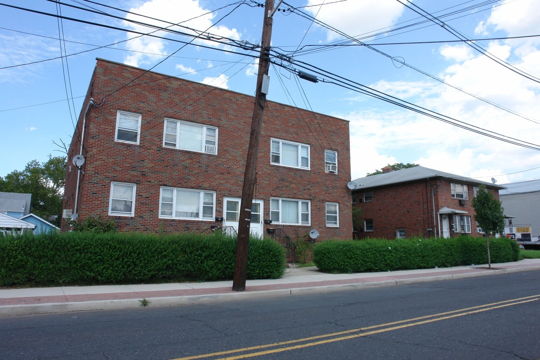 658-666 Roosevelt Ave in Carteret, NJ - Building Photo