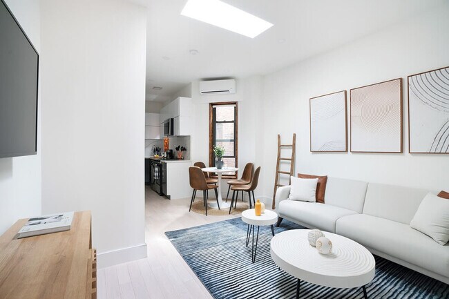 515 W 48th St in New York, NY - Building Photo - Building Photo