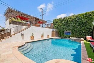 8283 4th St in Los Angeles, CA - Building Photo