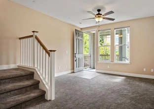 402 Washington Square in Sacramento, CA - Building Photo - Building Photo