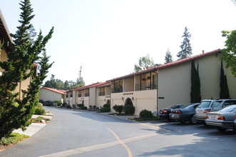 120-136 Carlton Ave in Los Gatos, CA - Foto de edificio - Building Photo